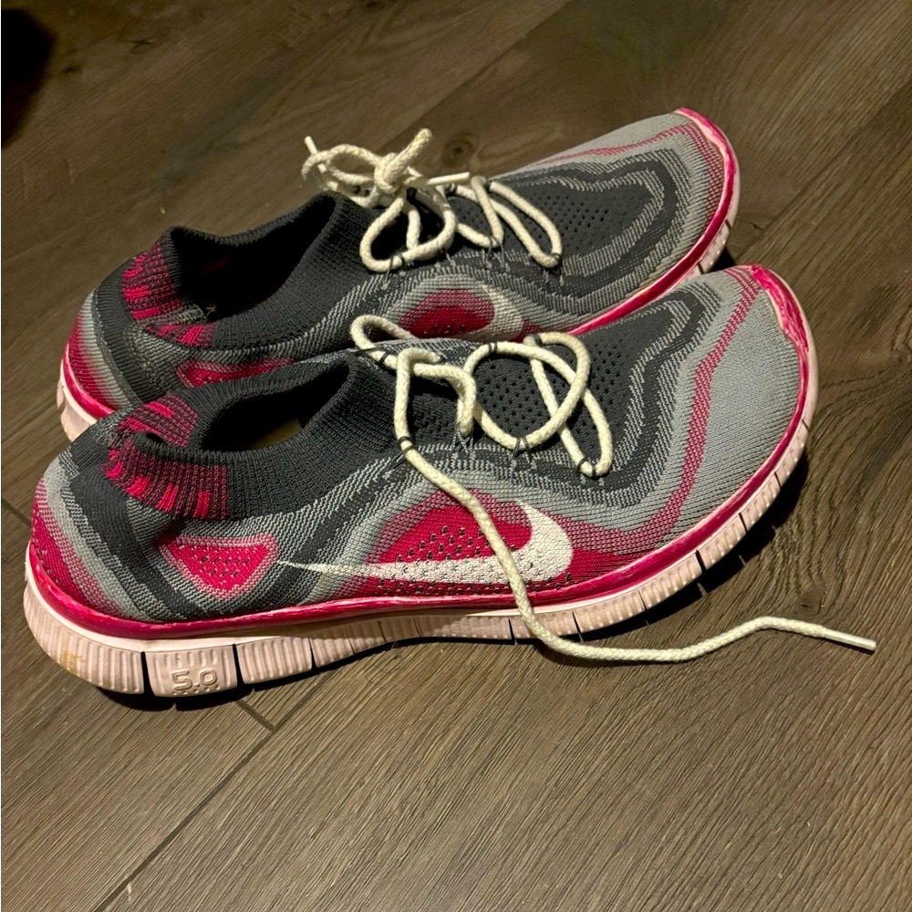 Nike Flyknit lightweight Lace Up Running Shoes in Pink/Grey